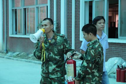 消防警官详细讲授如何使用灭火器