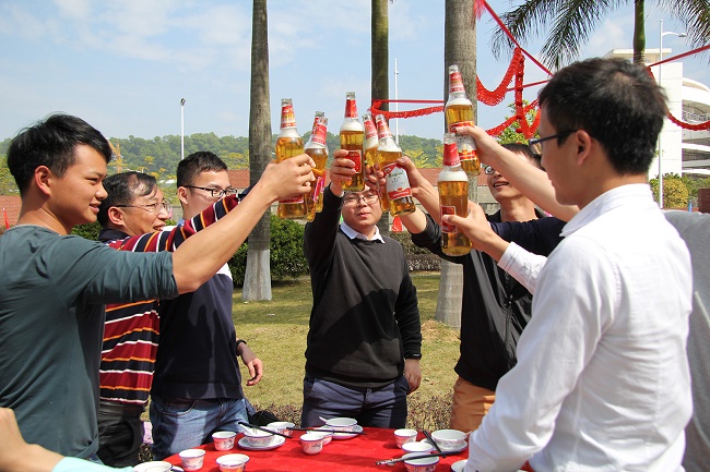 欢聚一堂，把酒言欢