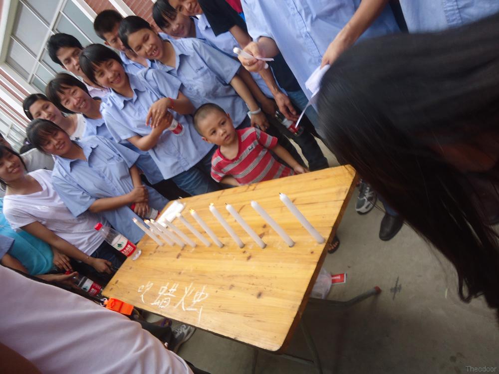 中秋系列活动：吹蜡烛比赛